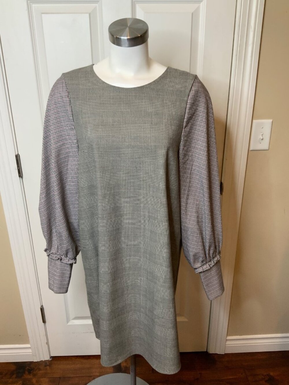 BCBG Max Azria Gray Prince of Wales Check Puff Sleeve Shift Dress, Size L
